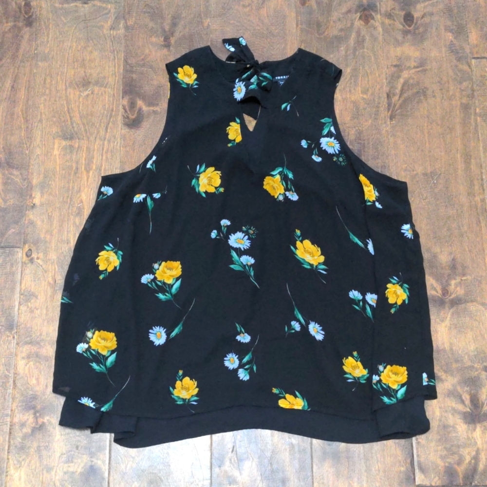 Torrid Black Floral Keyhole Top